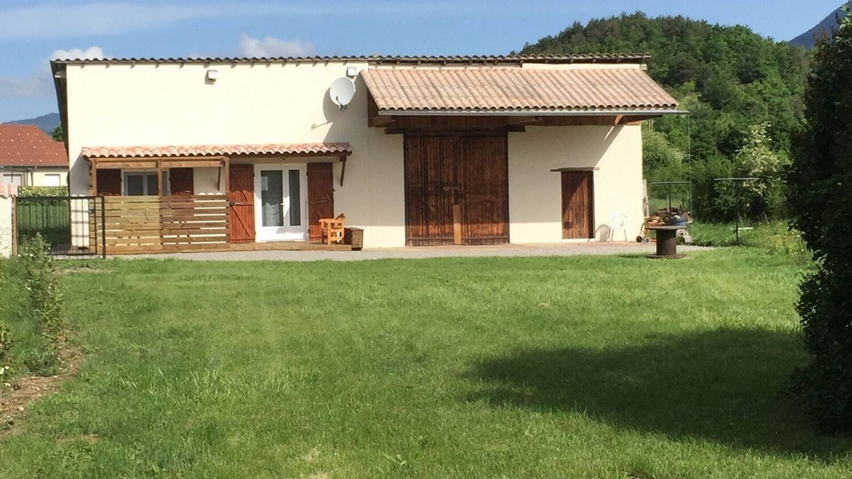 Aspremont House | Comfortable house with garden and barn. Suitable for families. Sleeps 6.
