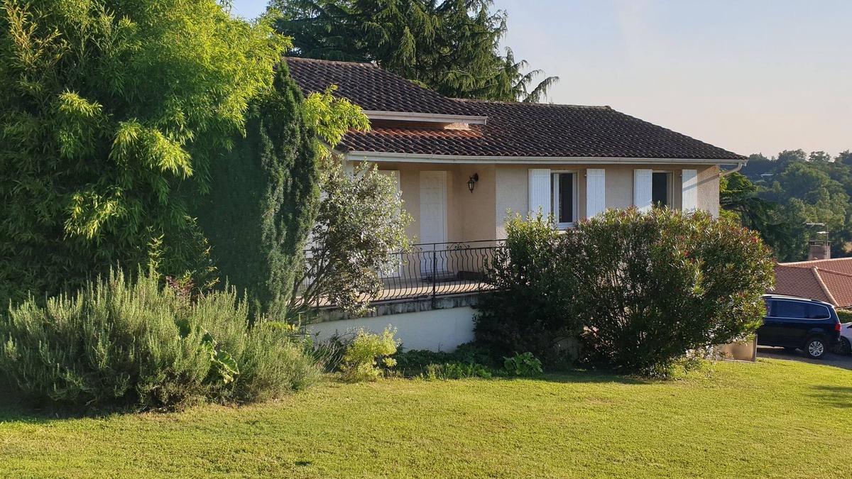 Bouliac House | Comfortable house with view in wooded garden