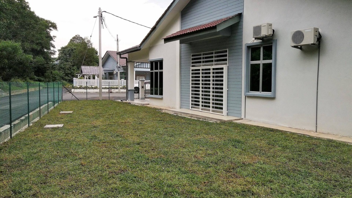 Ayer Molek House | Comfortable house with good access, parking space & 5 minutes drive to Town only