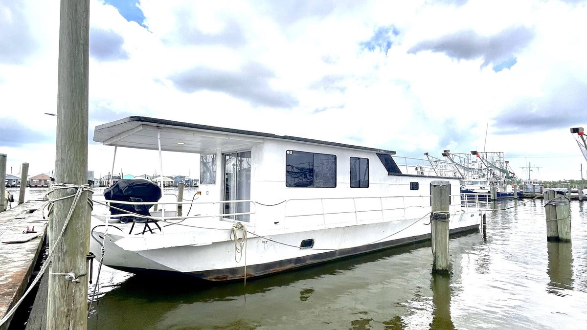 Venice Boat Rental | Comfortable houseboat, Water assessable, At Venice Marina no hidden fees