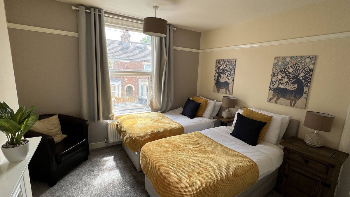 Bedford House | Comfortable King Bed*Parking*Contractors*Families
