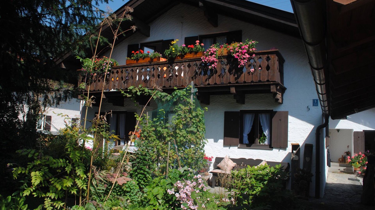 Farchant Apartment | Comfortable large apartments, centrally located, surrounded by nature, friendly