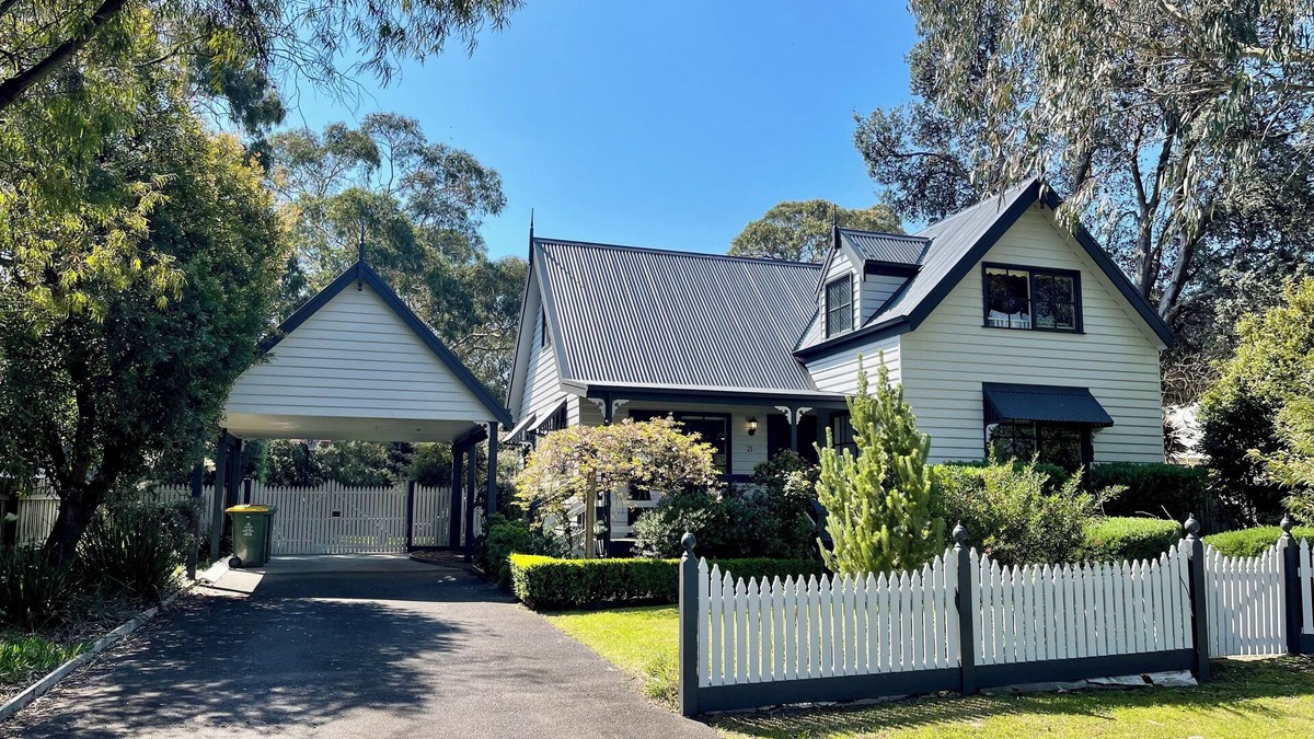 Silverleaves House | Comfortable large family home, pet friendly, short stroll to beach