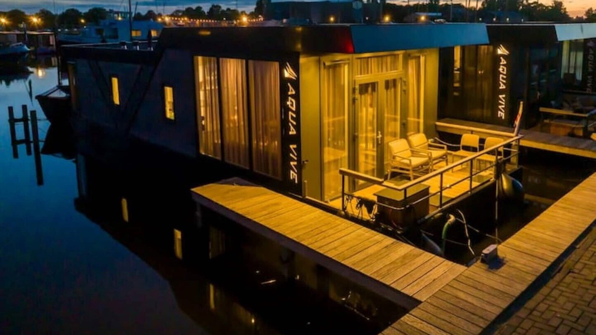 Heeg Boat Rental | Comfortable, large, moored houseboat
