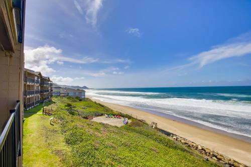 Lincoln Beach Apartment | Comfortable Lincoln City Condo with Patio and Views!
