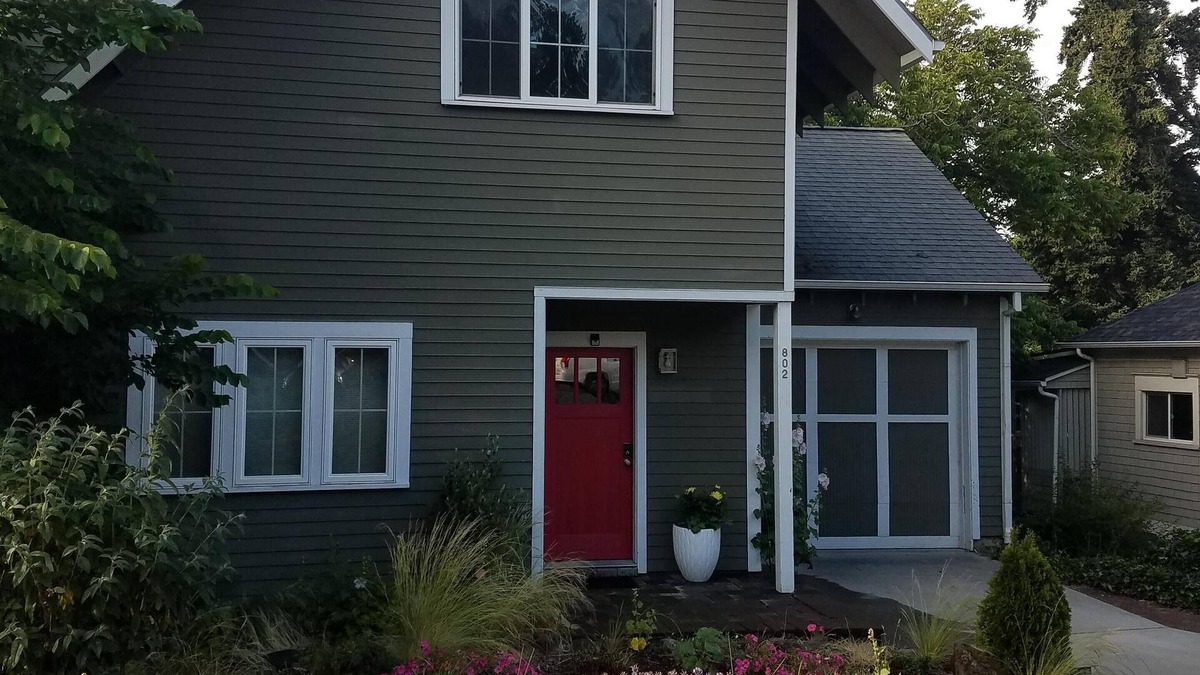 Hood River House | Comfortable Luxury in Downtown Area Hood River 3-Bedroom 2.5 Bath Townhome