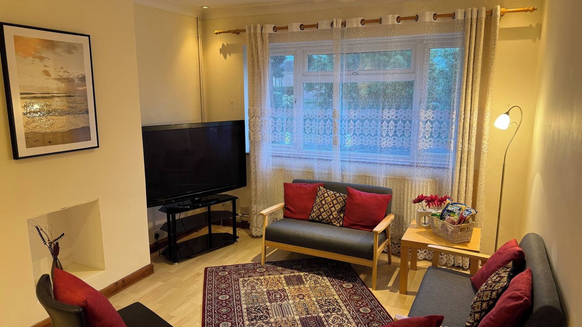 Sutton North Apartment | Comfortable Maisonette (Flat) in London