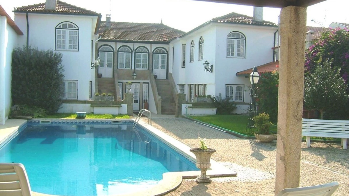 Rates Villa | Comfortable manor house with pool, for large groups. Beaches at 6km.