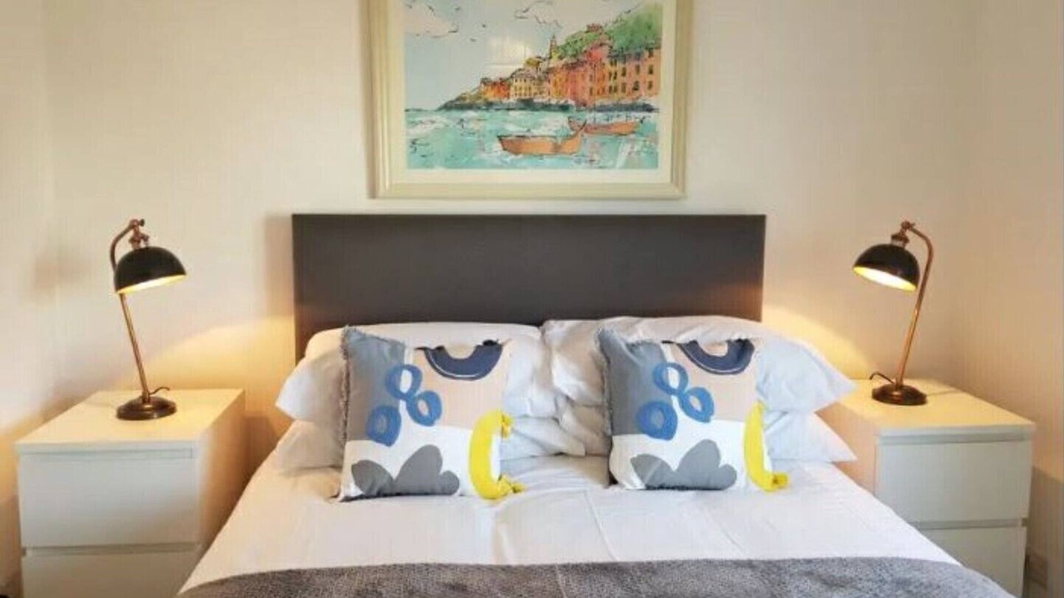 East Kilbride Apartment | Comfortable modern space within walking distance to the East Kilbride Shopping- 25 minutes to Glasgow Centre.