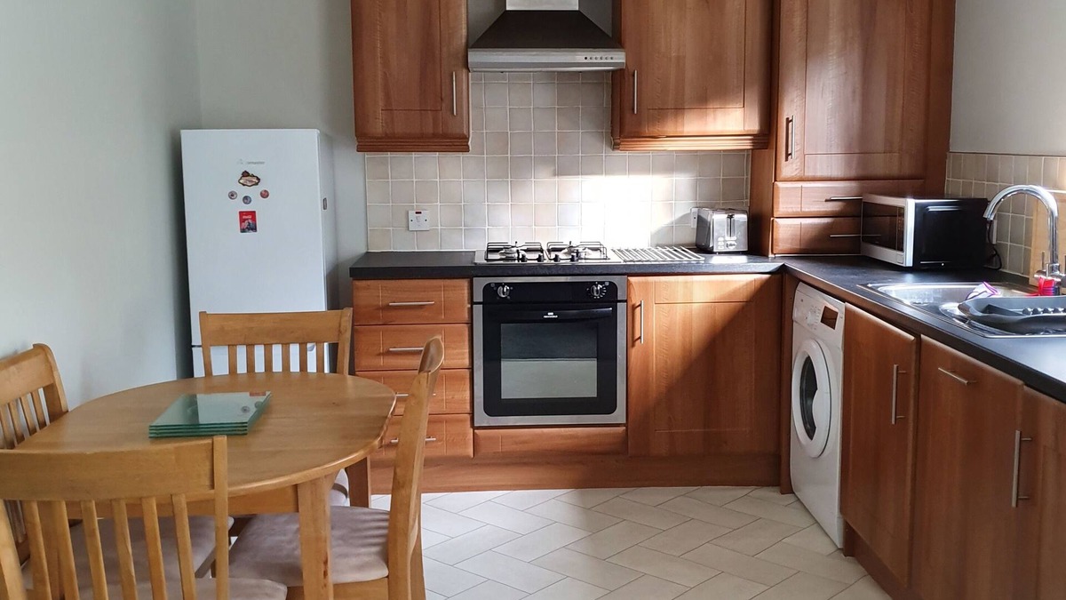 East Kilbride Apartment | Comfortable Modern Ground Floor Apartment 20 minutes from Glasgow Centre