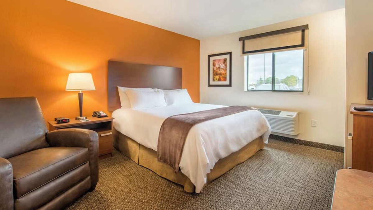 North Aurora Hotel | Comfortable North Aurora Stay | Pet-Friendly and Fully Equipped Kitchen