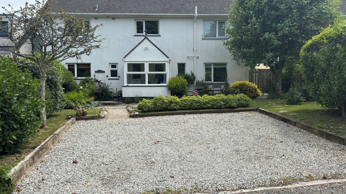 Padstow House | Comfortable Pet Friendly Home in quiet location close to beaches & amenities