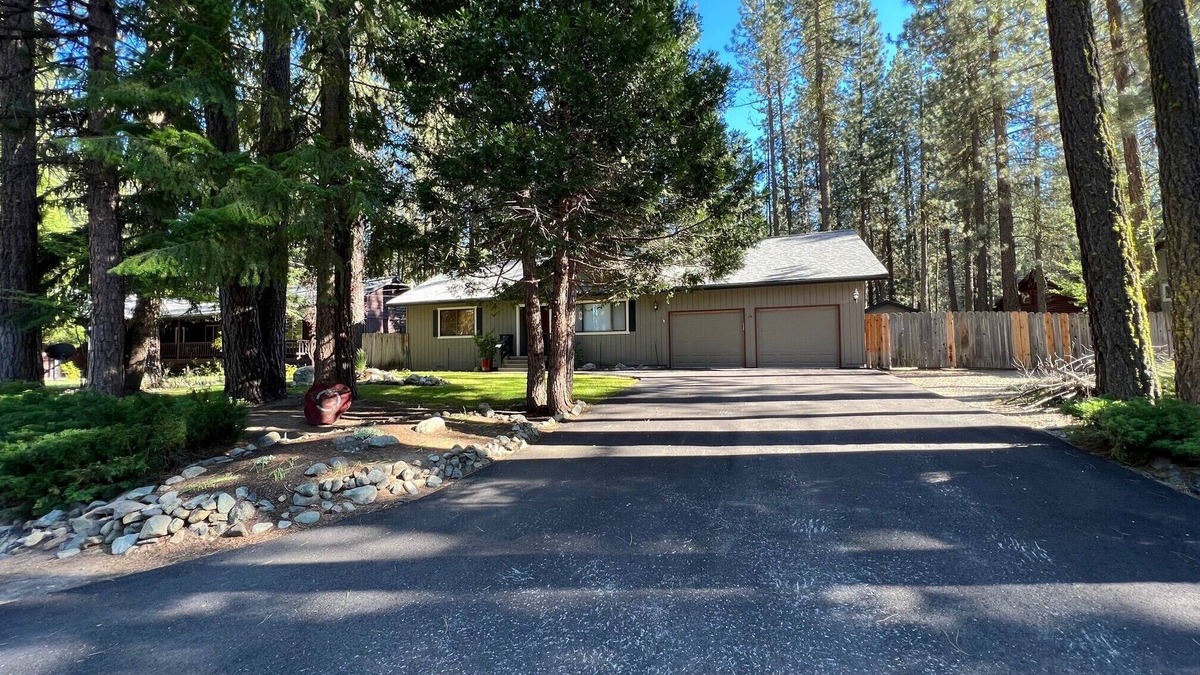 Graeagle House | Comfortable pet friendly home near golf course with Tesla charge option