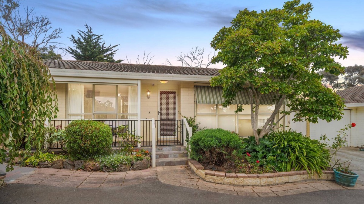 Mount Eliza House | Comfortable private Townhouse within walking distance to restaurants and beaches