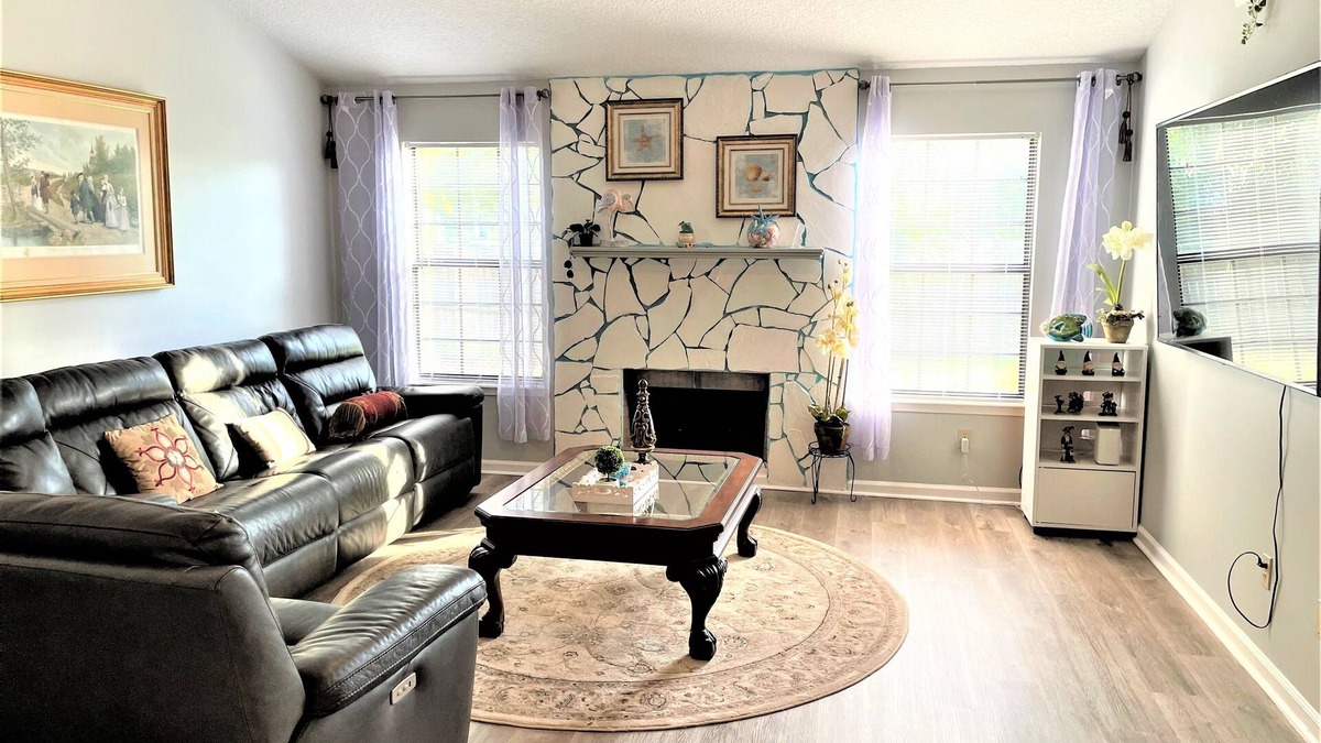 Girvin House | Comfortable & Quiet Home Near Beach, Mayo, walk to Shopping Great for long stays