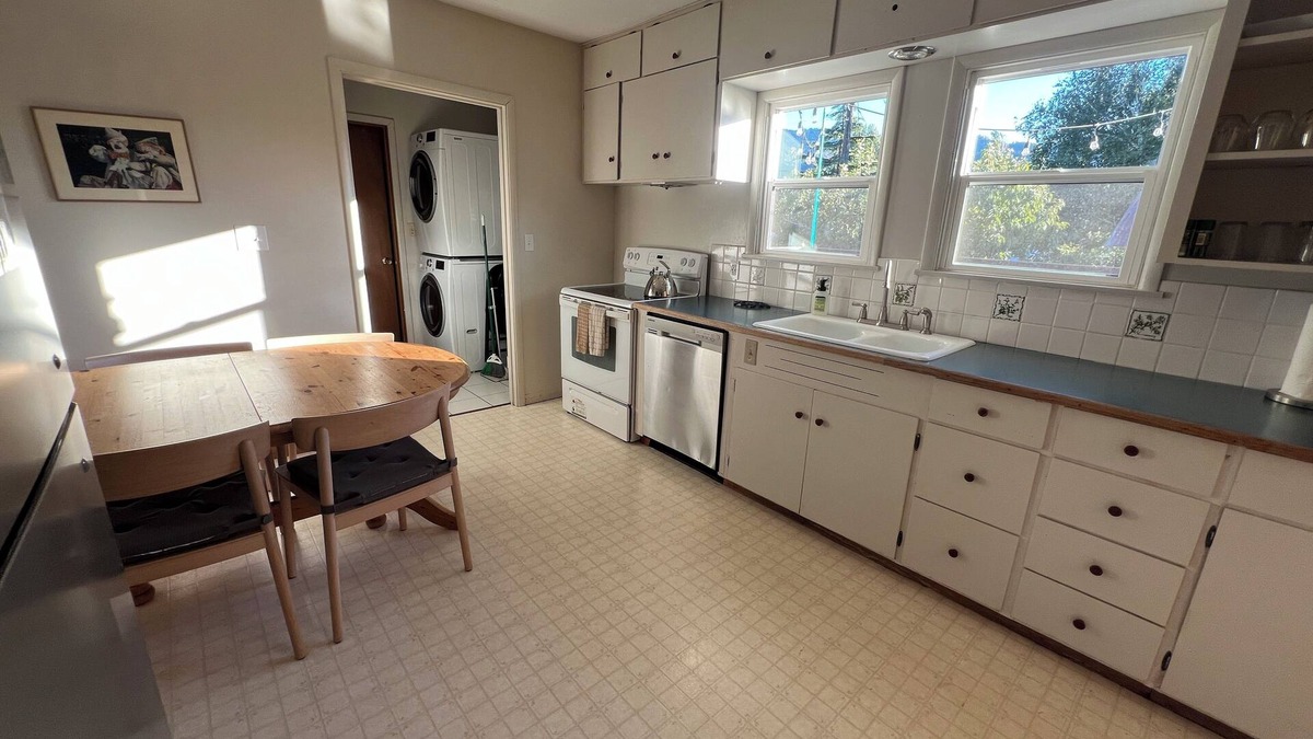 Mt. Hood - Columbia River Gorge House | Comfortable Retreat - 4 Bedrooms, 2 Bathrooms - Pet Friendly Bingen Bungalow