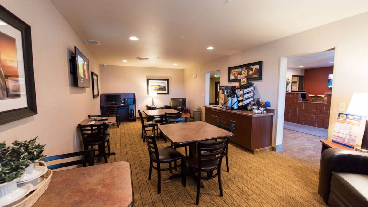 North Las Vegas Hotel | Comfortable Room with Full Kitchen and Parking!