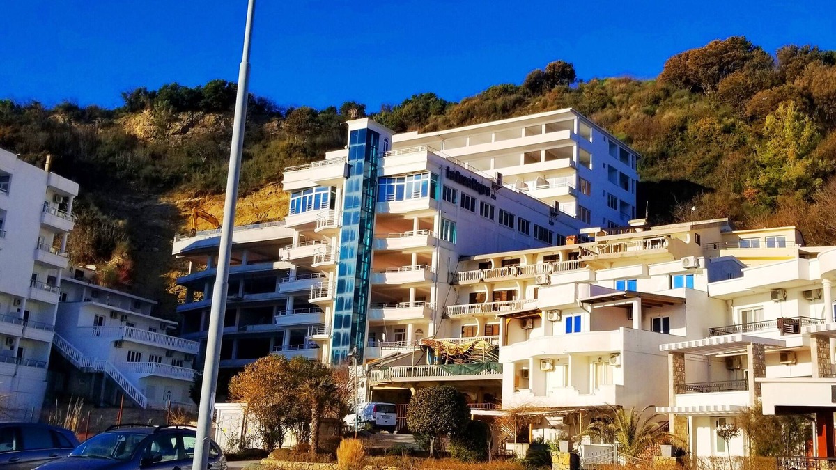 Gjerana Hotel | Comfortable room by the swimming pool
