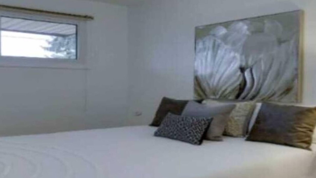 Whitby House | Comfortable Room with shared bathroom and kitchen in the heart of the city.