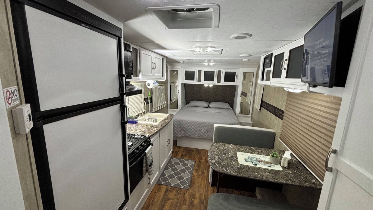 Interchange Square House | Comfortable RV Self Check-in, freeWIFI, Free parking, full kitchen, bathroom.