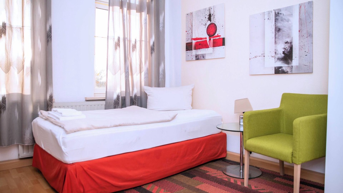 Plauen House | Comfortable single room with shared bathroom
