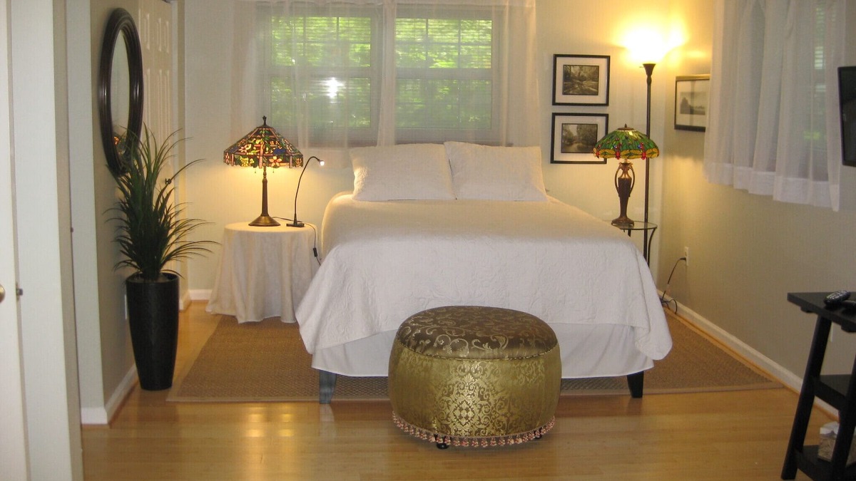 Sterling House | Comfortable. Spacious. Quiet. 3 miles from Dulles Airport.