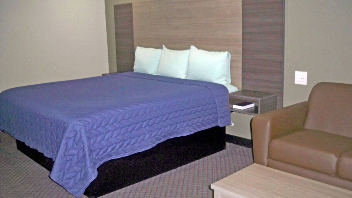 Beaumont House | Comfortable & Spacious Room: Mini-Fridge, Flat Panel TV & Free Breakfast