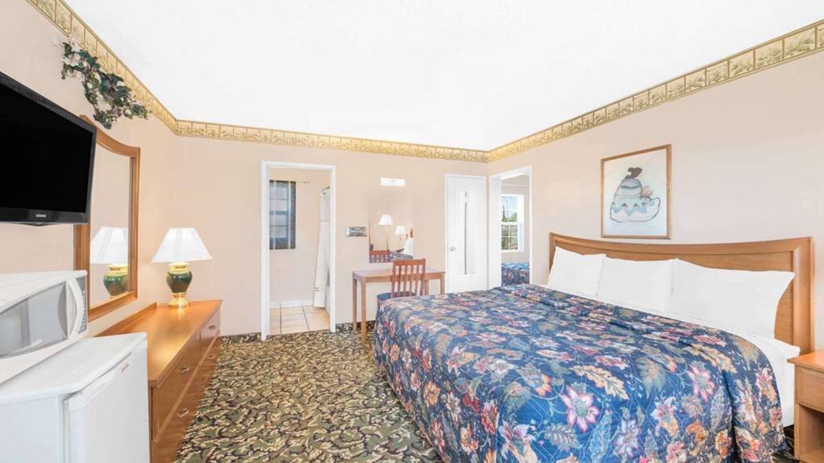 Pecos Hotel | Comfortable Stay Close to West of the Pecos Museum! Free Breakfast Included!