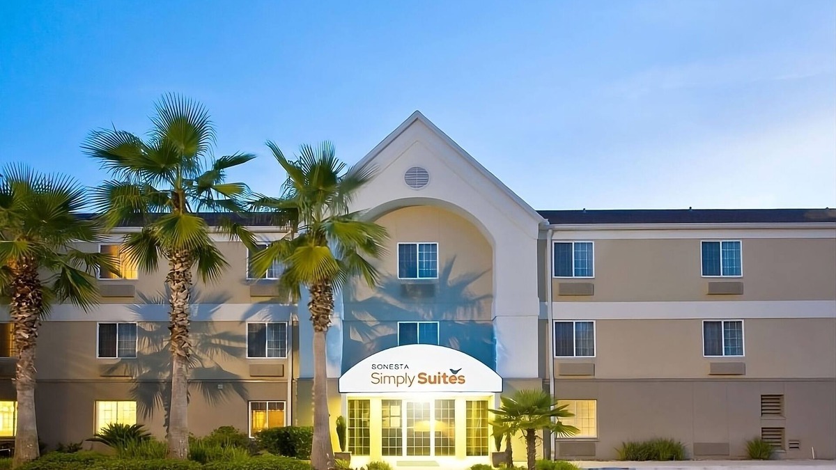 Baymeadows Resort | Comfortable Stay near The Cummer Museum! Nature in Style! Pets Allowed, Kitchen!