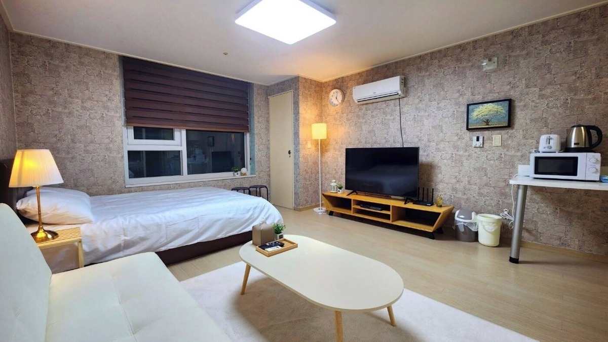 Yeoksam Apartment | "Comfortable Stay Near Gangnam Station- Great Location&Easy Access!"