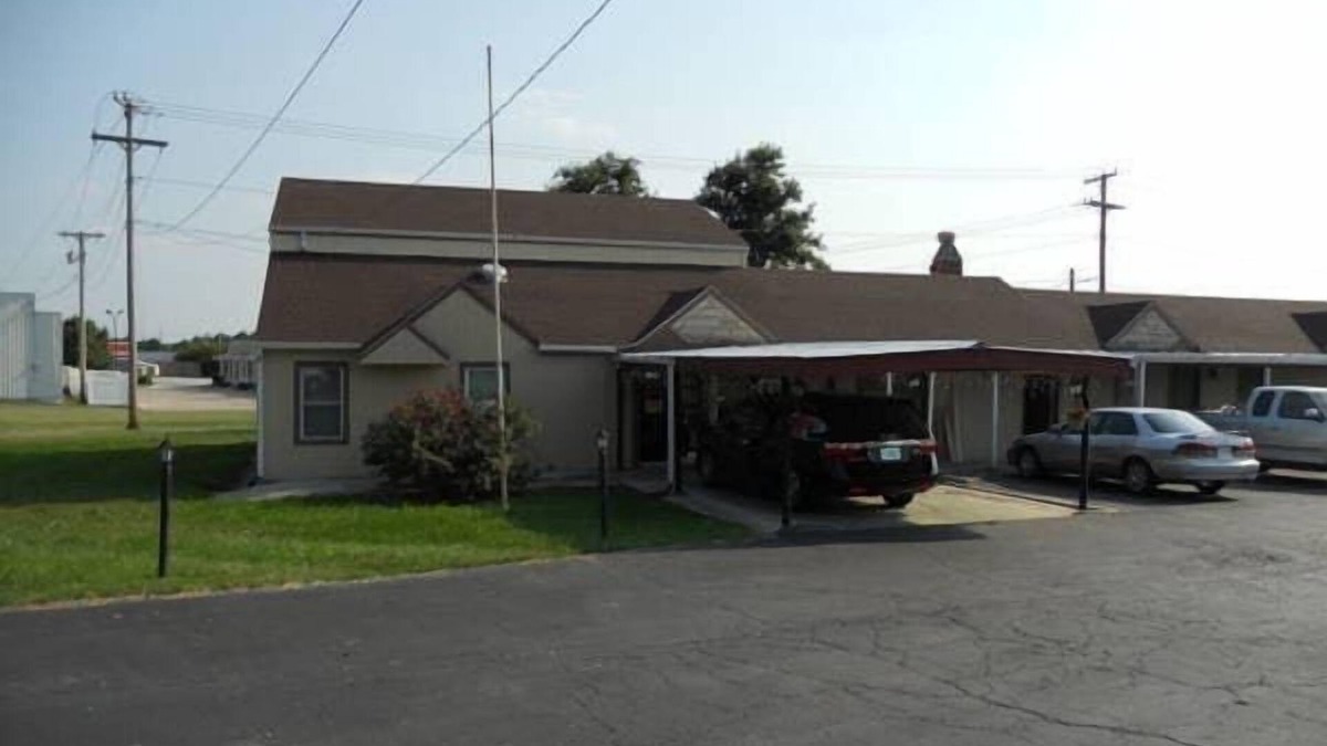 Harrisonville Hotel | Comfortable stay at Knights Inn Harrisonville! Near Lords Park! Free Parking!