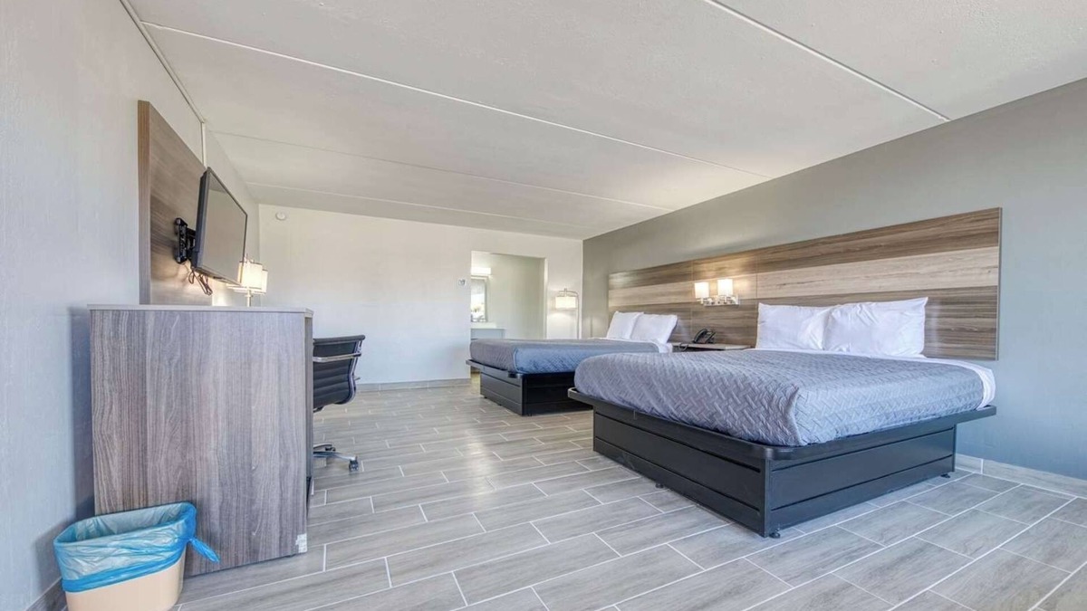 Revelo Hotel | Comfortable Stay w/Free Breakfast, Pool, Near McCreary Museum & Trails