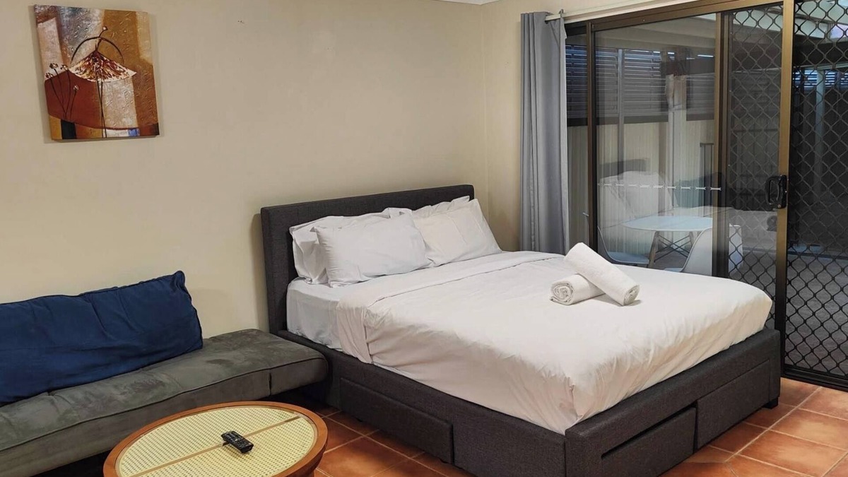Mermaid Waters House | Comfortable Studio Granny Flat Mermaid Water