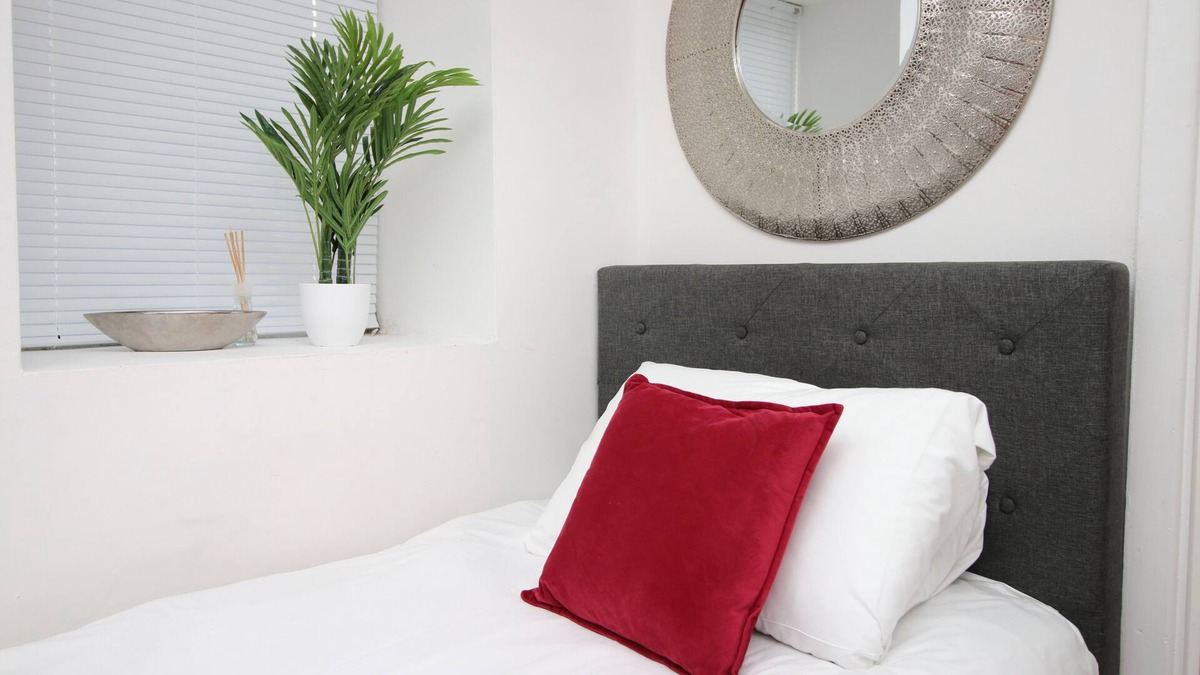 Cwmbrwla Apartment | Comfortable Studio Near City Centre, Free Parking
