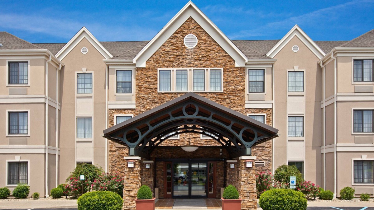 Middletown Apartment | Comfortable Suite! Free Breakfast Buffet + Shared Outdoor Pool. Close to Ford Motor Company!