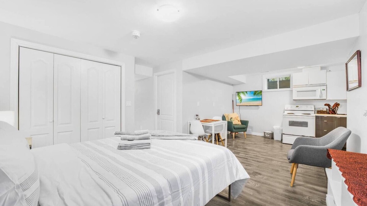 Guelph Apartment | Comfortable Suite in the heart of Hanlon Creek Closet to U of G