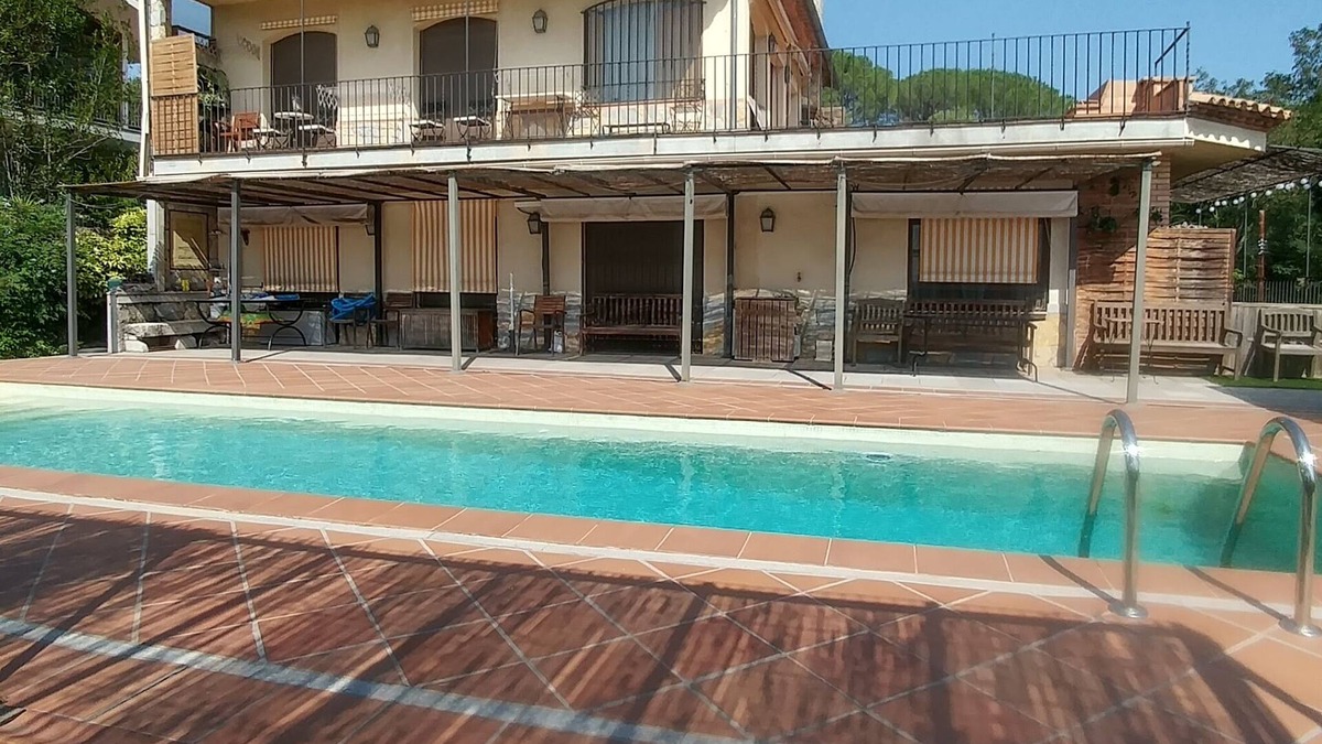 el Carme House | Comfortable sunny house, swimming pool, garden, parking, great views wifi sat
