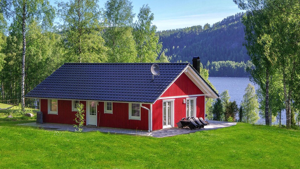 Sunne Municipality House | Comfortable Swedish house in a prime location on Lake Rottnan with its own shoreline