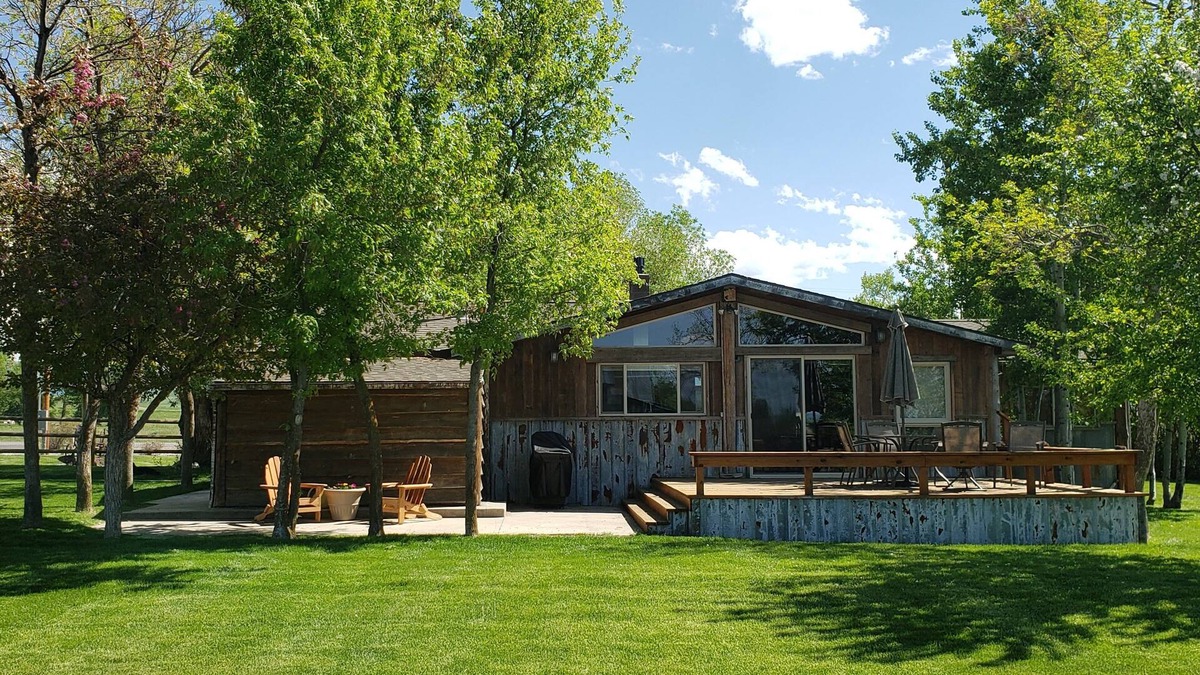 Four Corners House | Comfortable Unique Rustic House with all New Amenities and Amazing Fenced Yard.