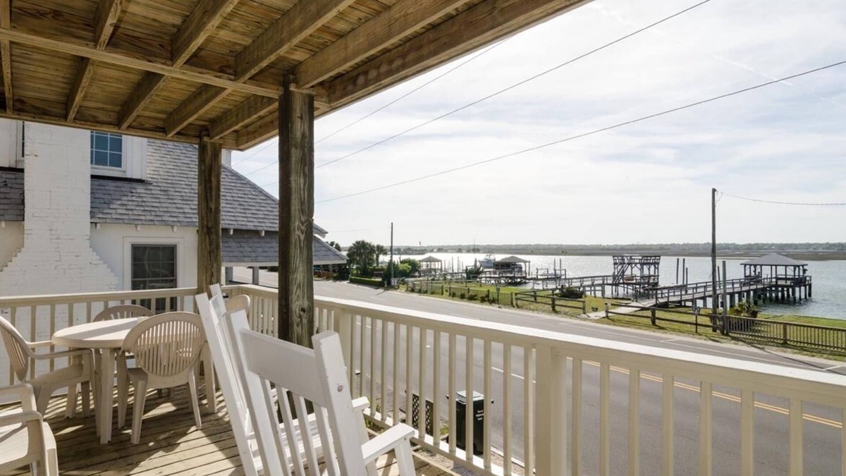 South End House | Comfortable sound-front duplex near Crystal Pier!