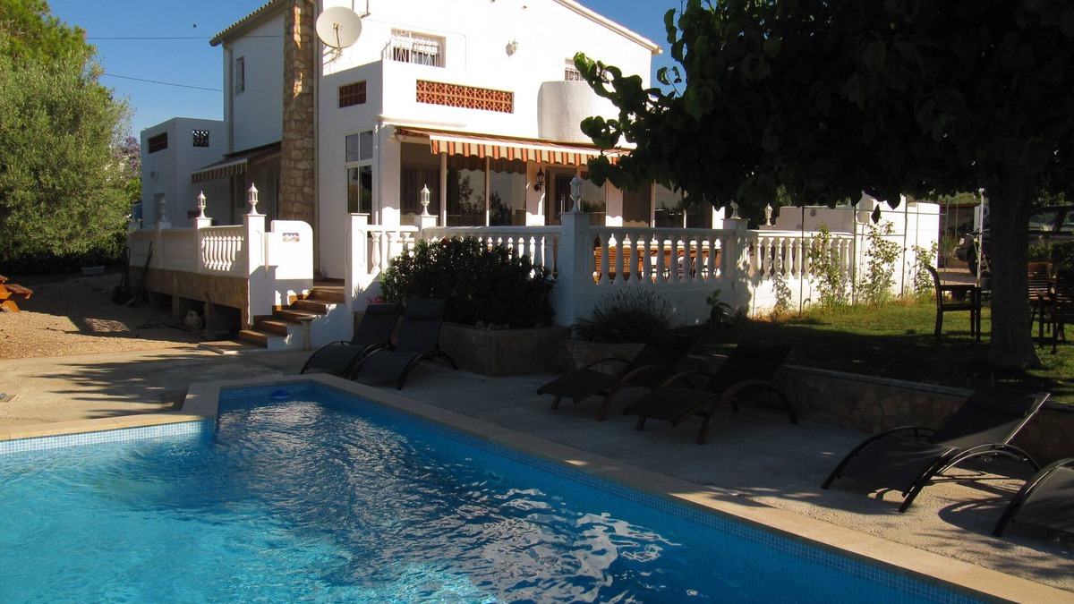 L'Ampolla Villa | Comfortable vacation villa with private pool, air conditioning and sea view