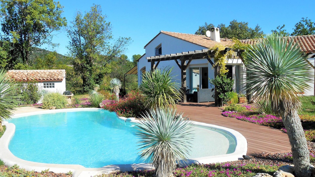 Vailhauques Villa | Comfortable vacation villa with swimming pool in the countryside on the outskirts of town