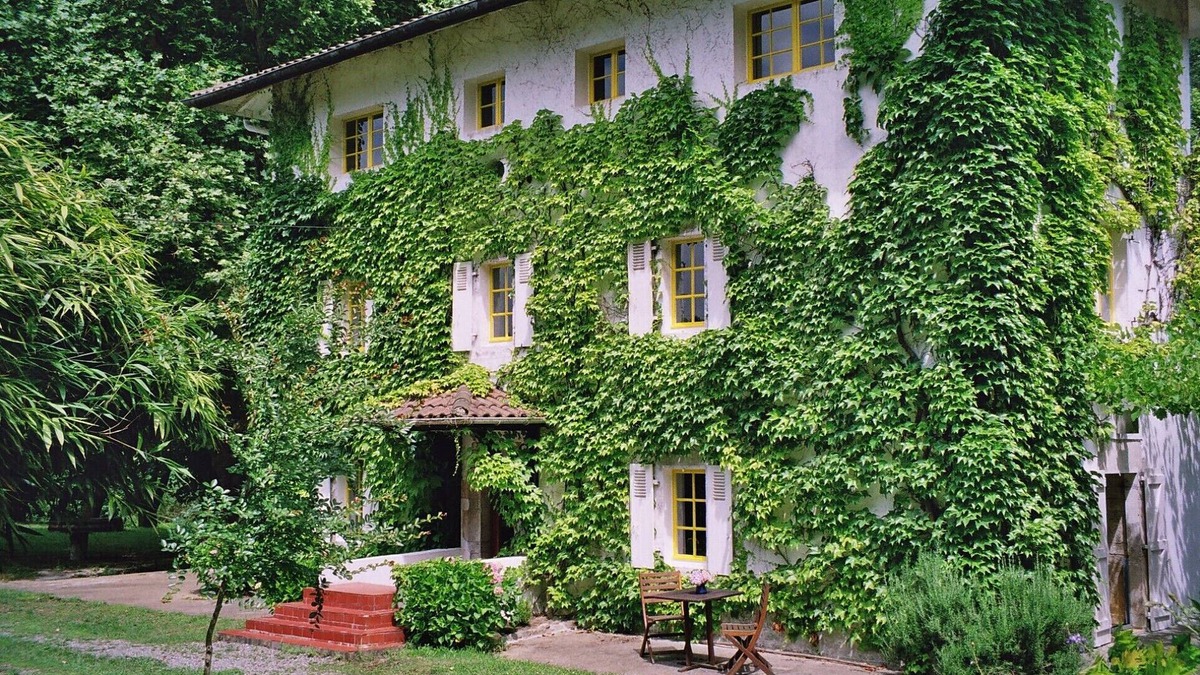 Bardos House | Comfortable vacation home near Biarritz in a former watermill with large garden
