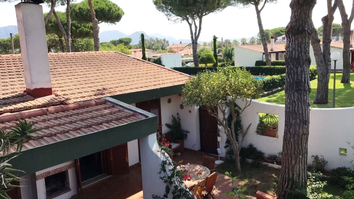 Laura House | Comfortable villa with shared swimming pool surrounded by greenery near the sea
