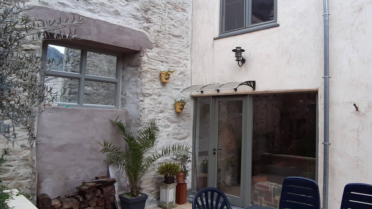 Les Ilhes House | Comfortable village house with terrace.