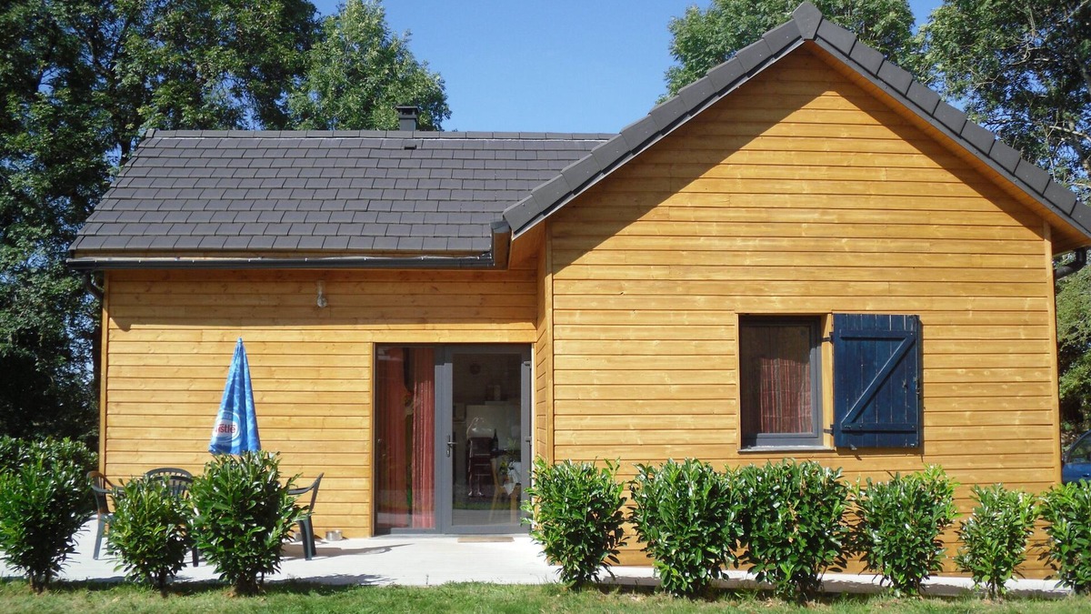 Le Vigean Ski Chalet | COMFORTABLE WOODEN CHALET GITE WITH PRIVATE SPA IN MAURIAC NEAR SALERS