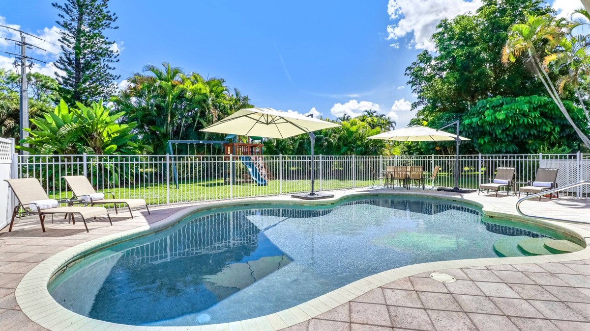 Kings Lake House | Comfortably-Chic, Pool Home Retreat, Old Naples, Beaches, Shops & Restaurant