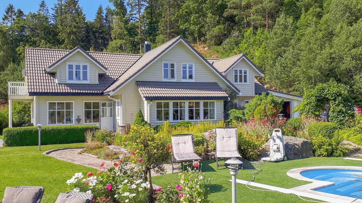 Mandal House | Comfortably furnished country house with pool and large garden.