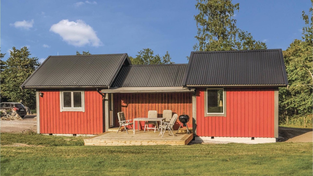 Granna House | Comfortably furnished cottage with good standard and beautiful location by the lake Brunn.