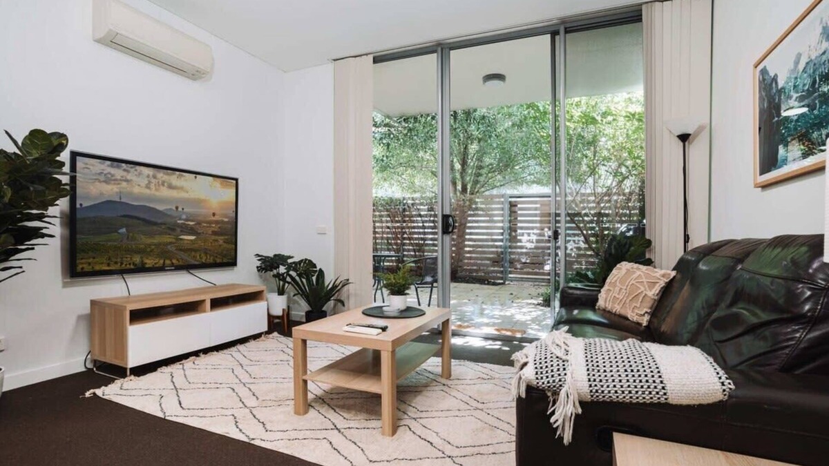 Phillip Apartment | Comfy 1-Bed with Spacious Courtyard & Parking